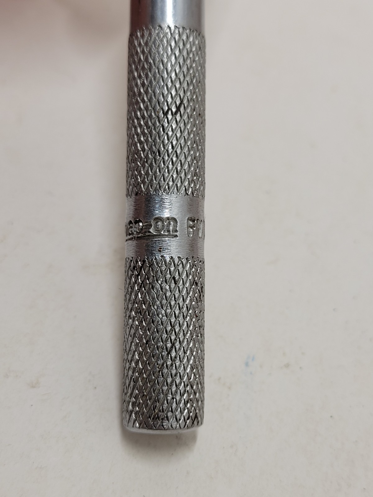 Snap-on FV10B 3/8″ Drive 7-7/8″ Long Flex Head Breaker Bar With 1/2 Socket