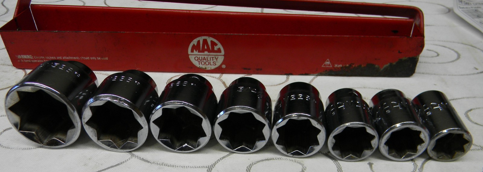 MAC TOOLS 1/2″ DR 8PC SAE 8PT CHROME SOCKET SET IN METAL TRAY #SV108TR 1/2″-1″