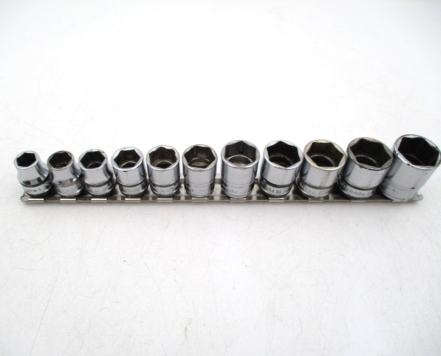 SNAP-ON 11 Pc Shallow Socket Set 3/8″ Drive 6 Point 9- 19mm 212FSMY Minus 8mm
