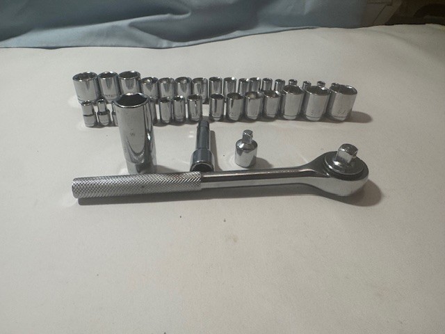 NEW – OPEN BOX 36 PC 3/8″ DRIVE 6 PT METRIC / SAE SOCKET SET W/ RATCHET + EXT