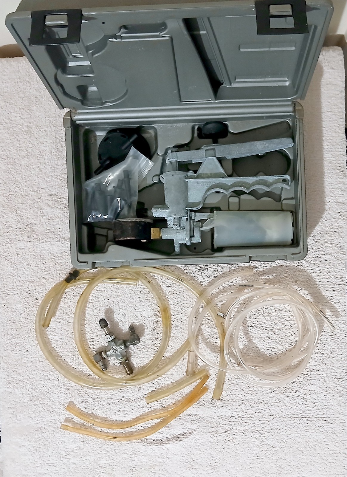 Mityvac Silverline Vacuum Pump Kit Brake Bleeder Hand Tool w/ Case AS-IS