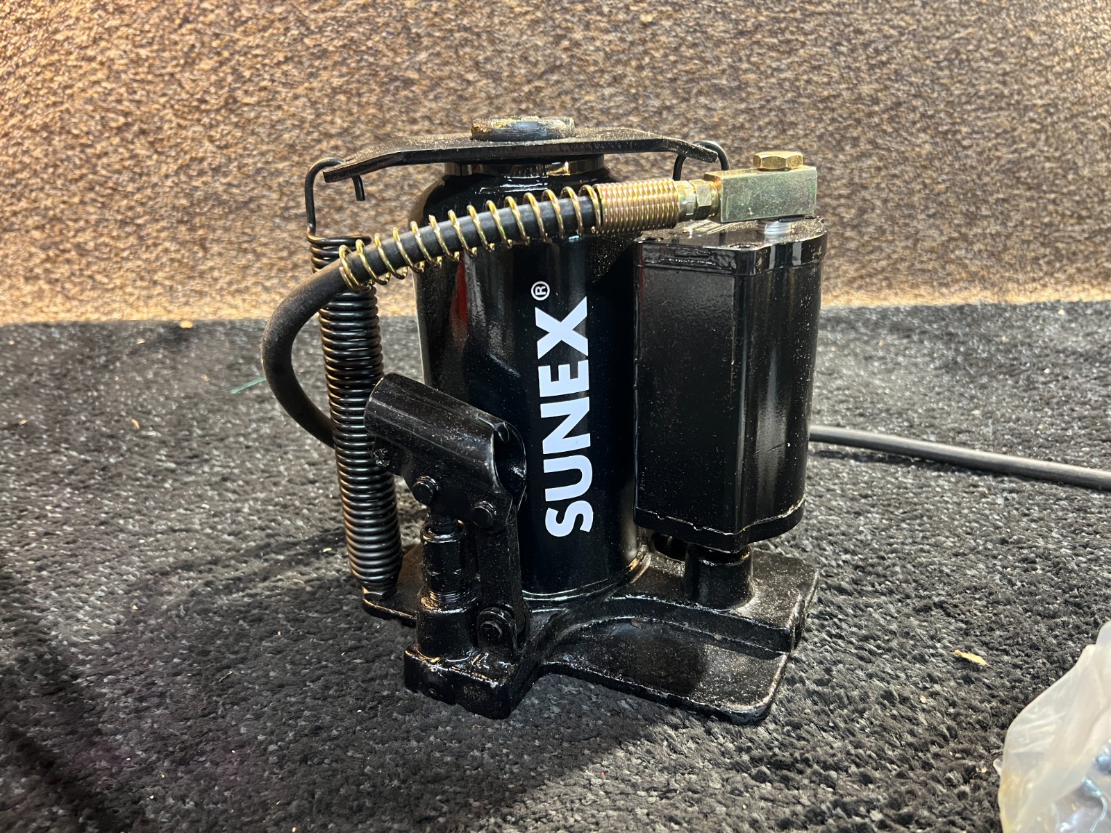 Sunex Tool 4420AH 20 Ton Load Rating Air Hydraulic Bottle Jack, Black