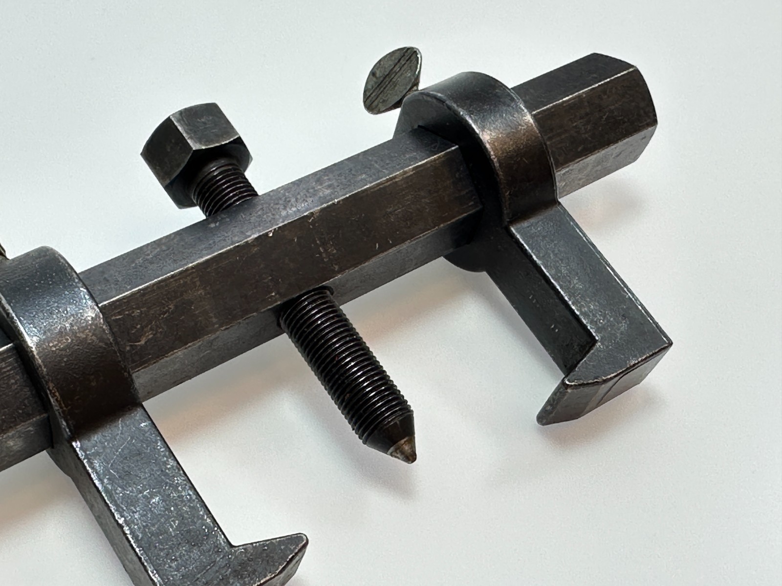 Heavy-duty Hex Yoke Adjustable Jaw Puller 8″ Wide by 3″ Jaw Depth, Pointed Screw