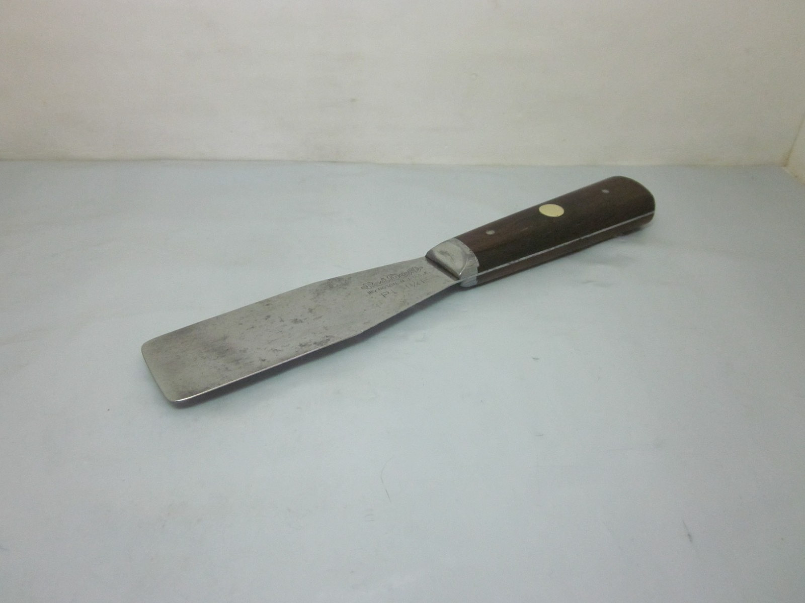 Red Devil 1&1/4″F Flexable Putty Knife Wood Handle 3 Pins USA 1940’s~1950’s Era