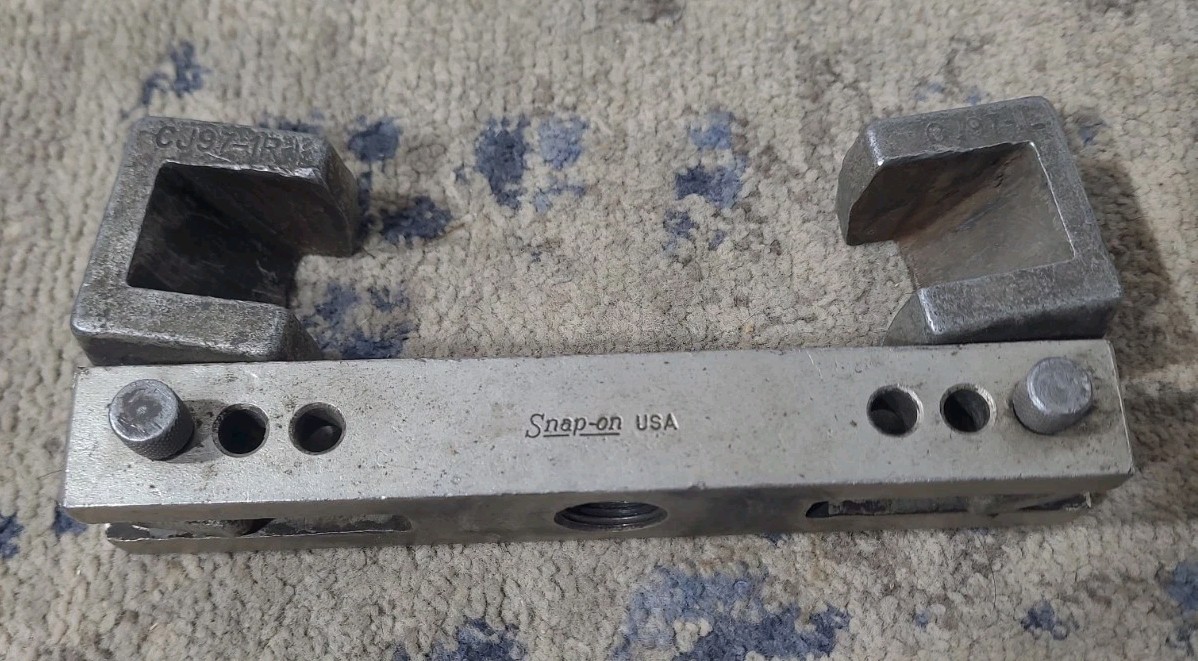 Snap On Tools Axle Lock Flange Jaw Beam Puller Attachment CJ97-1L CJ97-1R