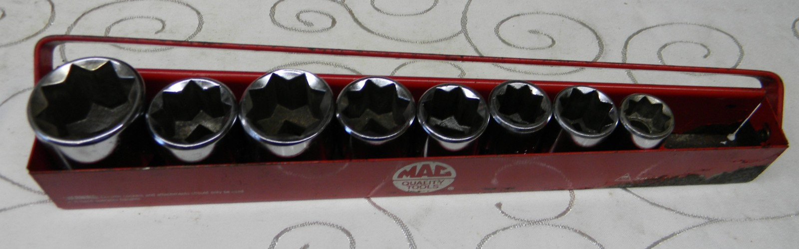 MAC TOOLS 1/2″ DR 8PC SAE 8PT CHROME SOCKET SET IN METAL TRAY #SV108TR 1/2″-1″