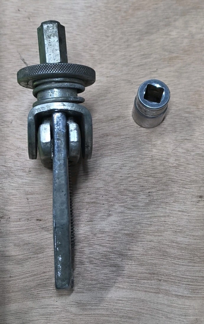 Snap On 9/16″ Socket With An Unmarked Puller That Looks Like CG240