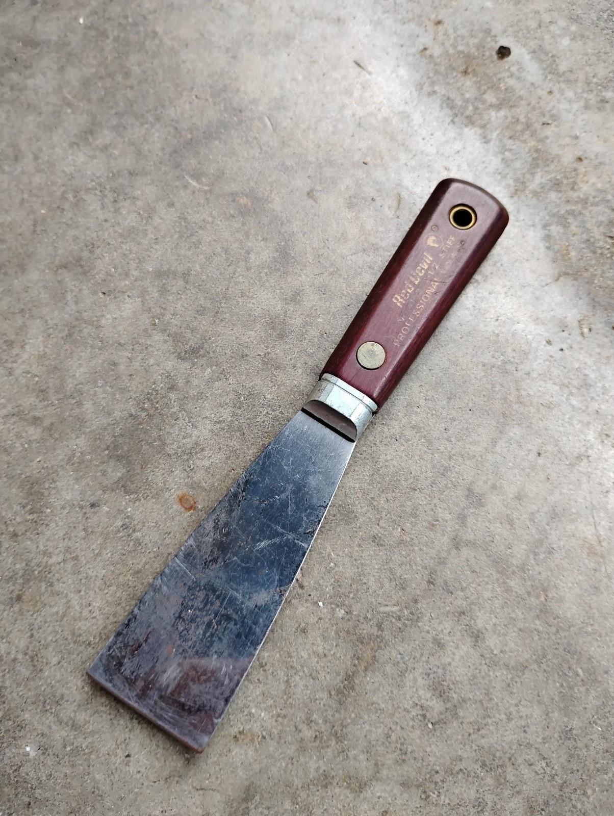Red Devil 1-1/2″ Stiff Putty Knife Wood Handle Brass Pin USA