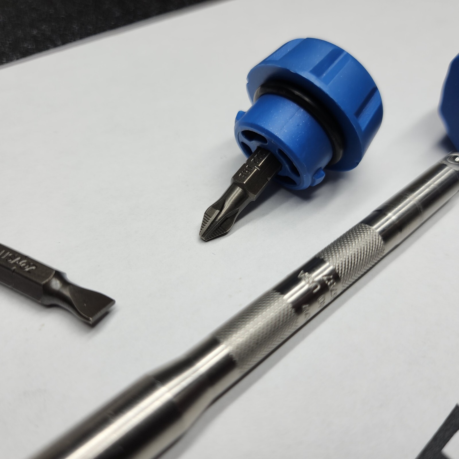 Snap-on Tools NEW POWER BLUE Soft Grip Ratcheting Screwdriver w Bits SGDMRC44B