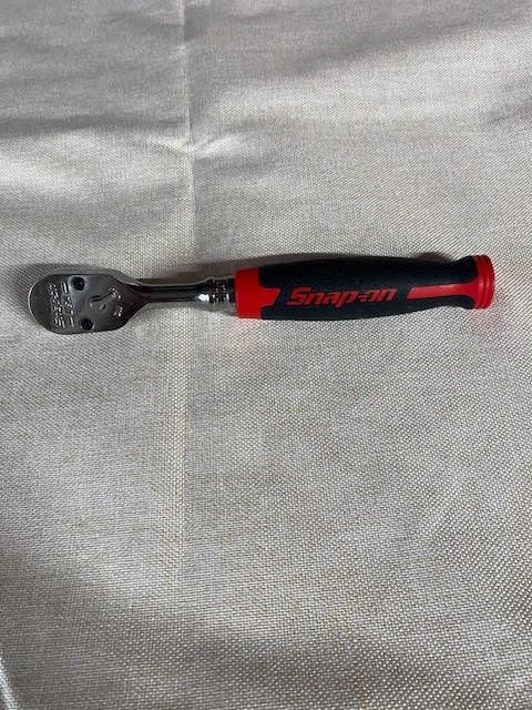 Snap-on FHD100R – 3/8″ dr 100 tooth soft grip handle ratchet color red.New