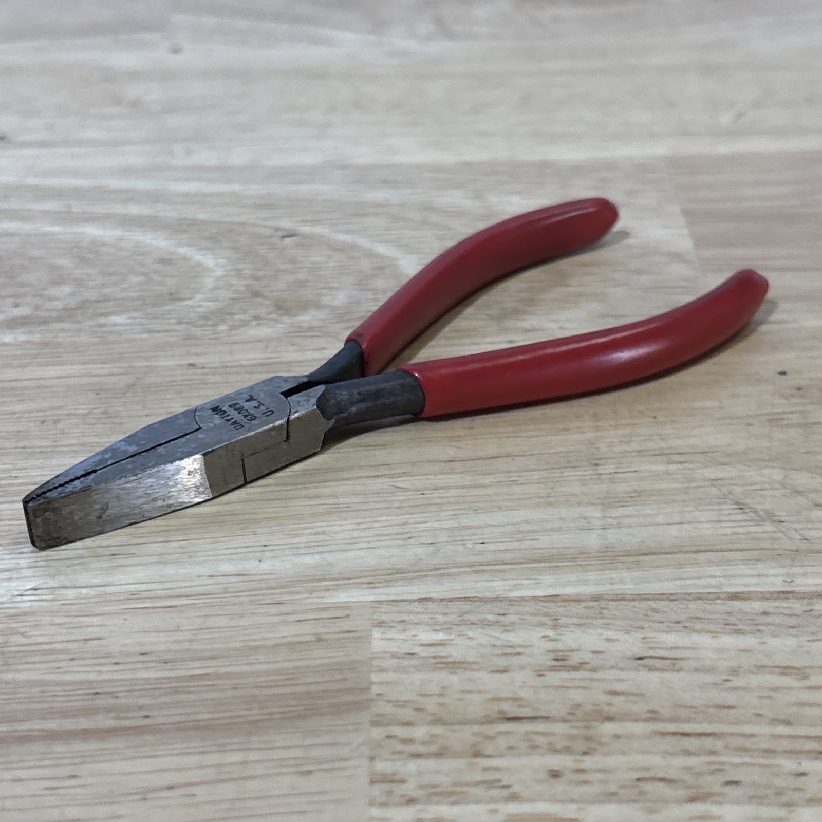 Dayton Mini 4.75″ Duck Bill Pliers Red Handle 6×089 Vtg USA