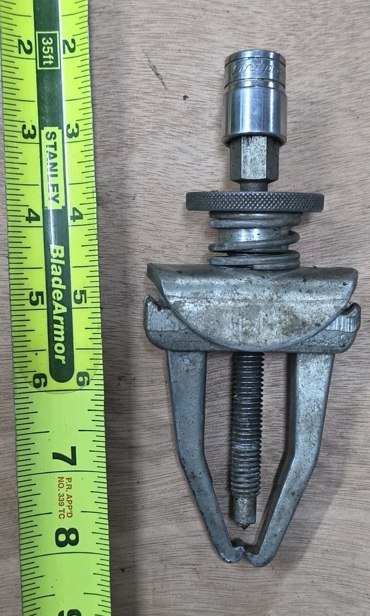 Snap On 9/16″ Socket With An Unmarked Puller That Looks Like CG240