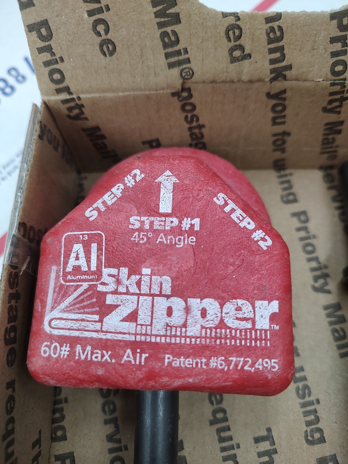 STECK SKIN ZIPPER (PAIR) 1 FOR STEEL PANELS (BLACK), 1 FOR ALUMINUM PANELS (RED)