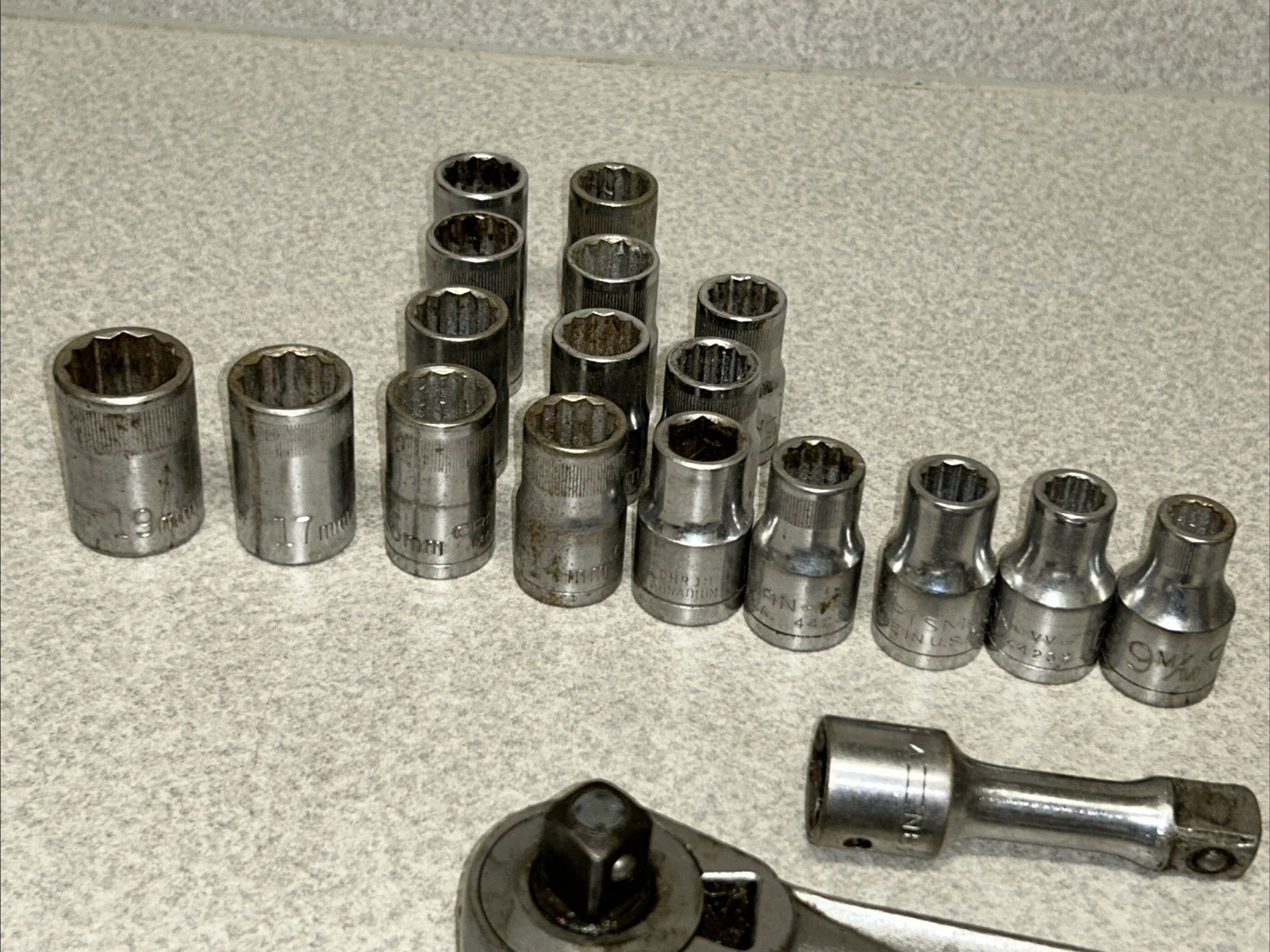 32 pc Assorted Craftsman metric sae sockets Ratchet extension adapters 1/2″ dr
