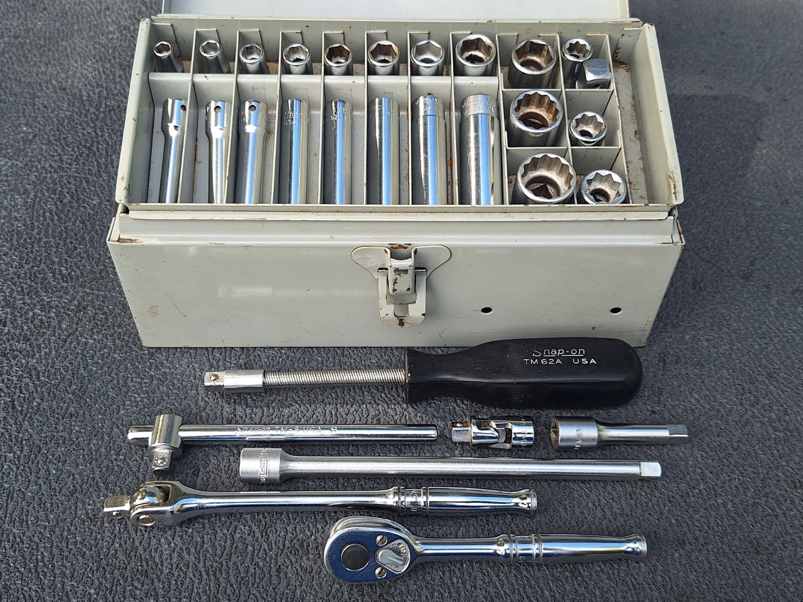 RARE 1968 Snap On R5094 30-pc Small Bolt & Nut 1/4 & 3/8 Socket Set w/GREY Case