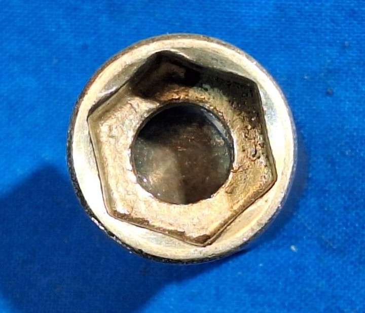 Mac Tools XU186 3/8″ drive shallow SAE 9/16″ 6 point swivel socket SNUG
