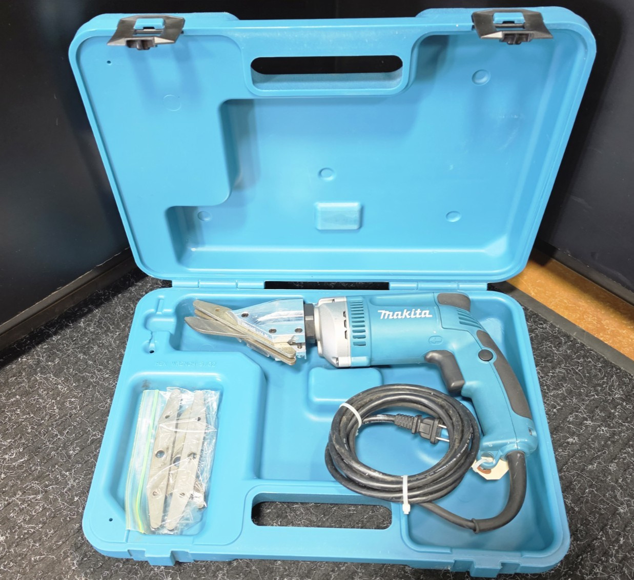 Makita JS8000 1/2-Inch 6.5 Amp Corded Variable Speed Fiber Cement Shear, HS Case
