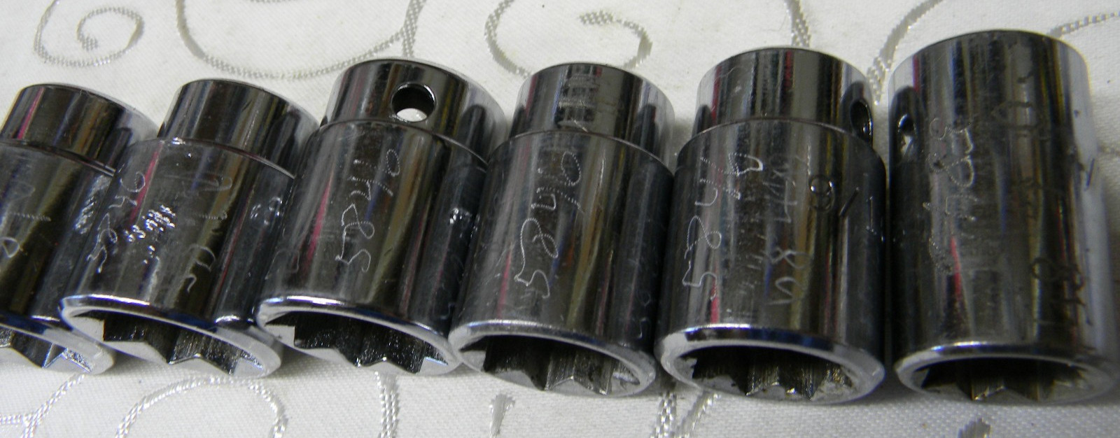 MAC TOOLS 1/2″ DR 8PC SAE 8PT CHROME SOCKET SET IN METAL TRAY #SV108TR 1/2″-1″