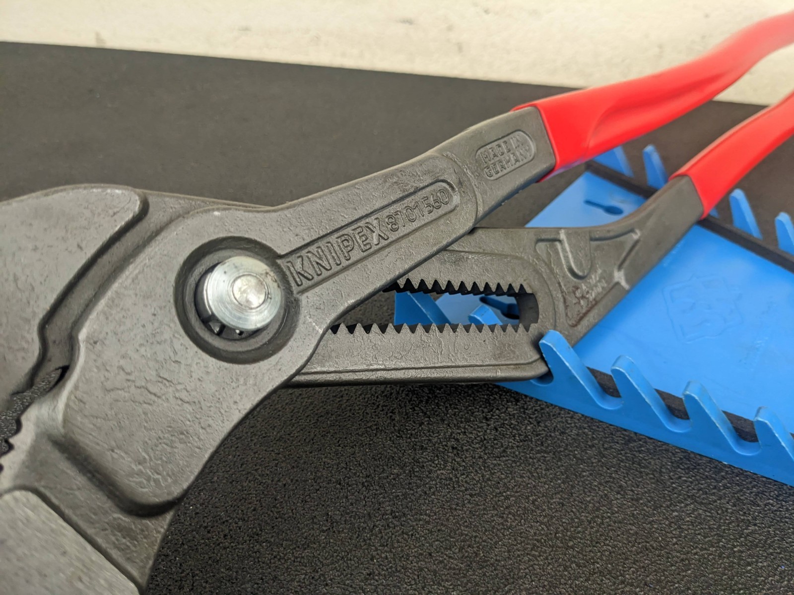 #bm389 Knipex 8701560 22″ Cobra self gripping pliers