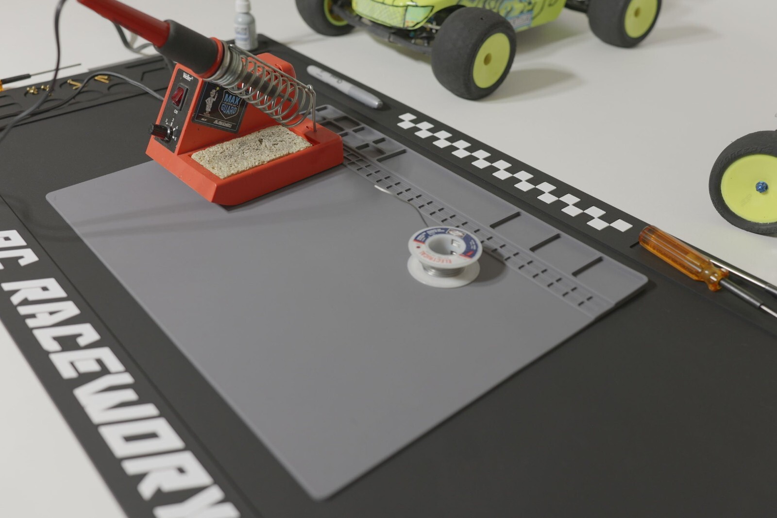 TrackPack – RC Raceworx Worx Pit Mat in Black & White + MAX Guard Soldering Mat