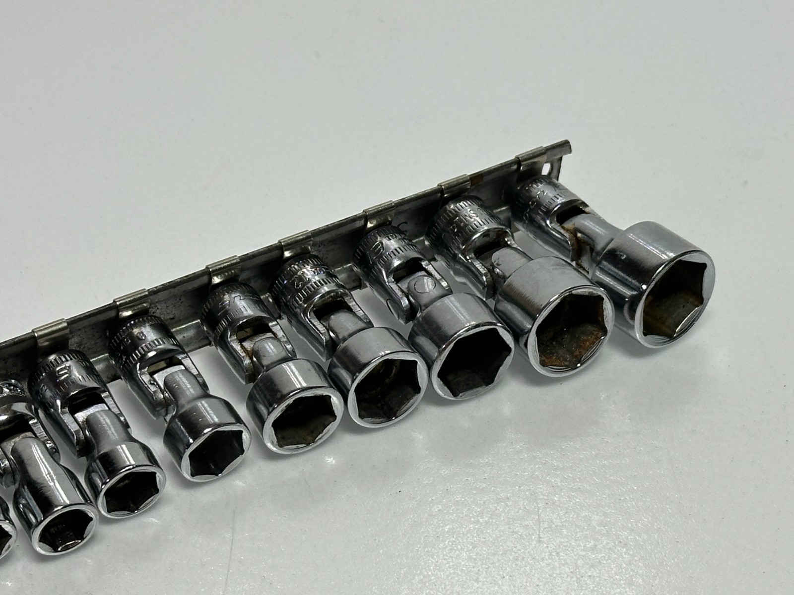 Snap On 12pc 111TMUSMA + 5mm 1/4″ Dr. Metric Universal Swivel Socket Set 5-15mm