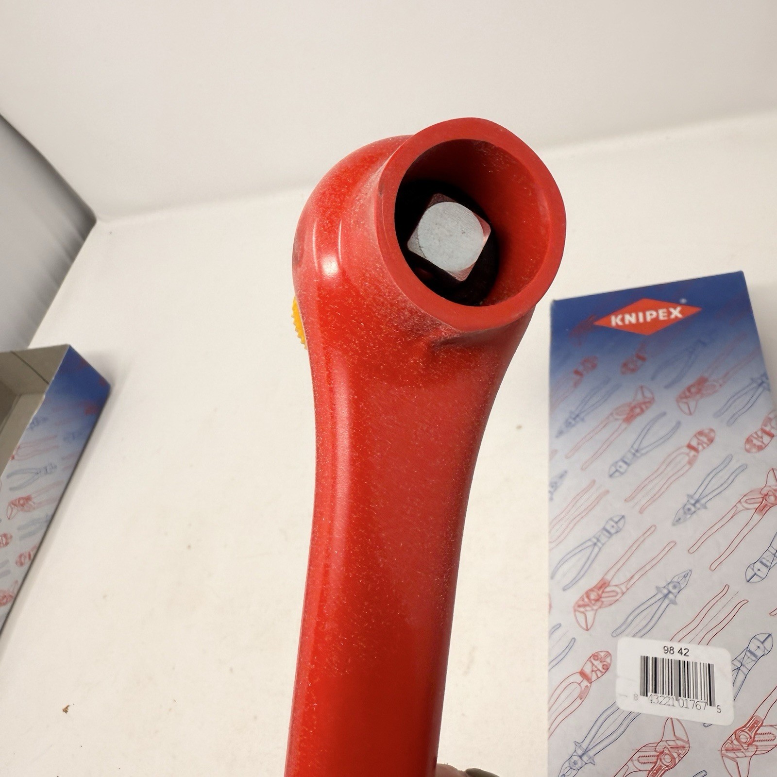 Knipex 98 42, 10 3/4″ Reversible Ratchet, 265mm Drive-1000V Insulated