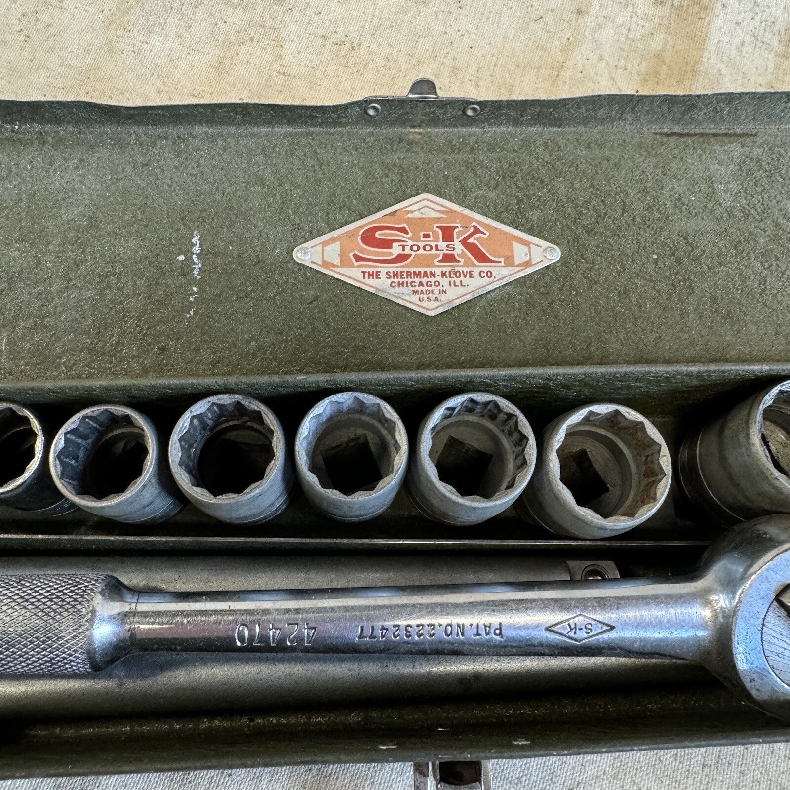 Vintage S-K Tools 17 pieces 1/2″ Drive SAE Socket Ratchet Set Metal Case.