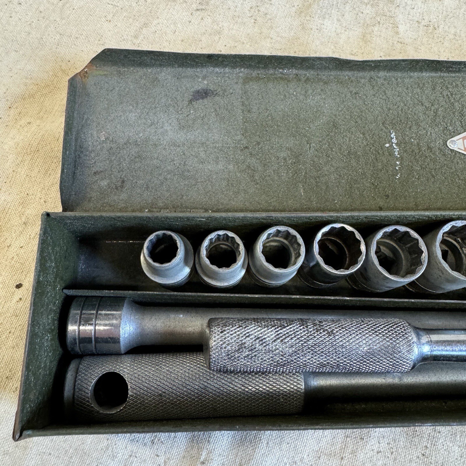 Vintage S-K Tools 17 pieces 1/2″ Drive SAE Socket Ratchet Set Metal Case.