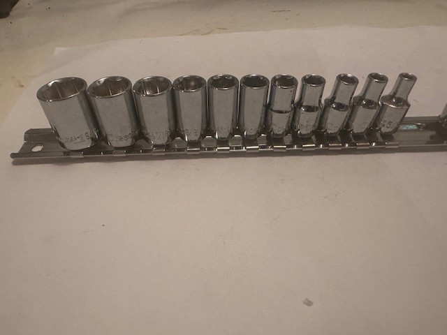 NEW – OPEN BOX CRESCENT 22 PC 1/4″ DRIVE 6 POINT METRIC / SAE SOCKET SET W/ RAIL