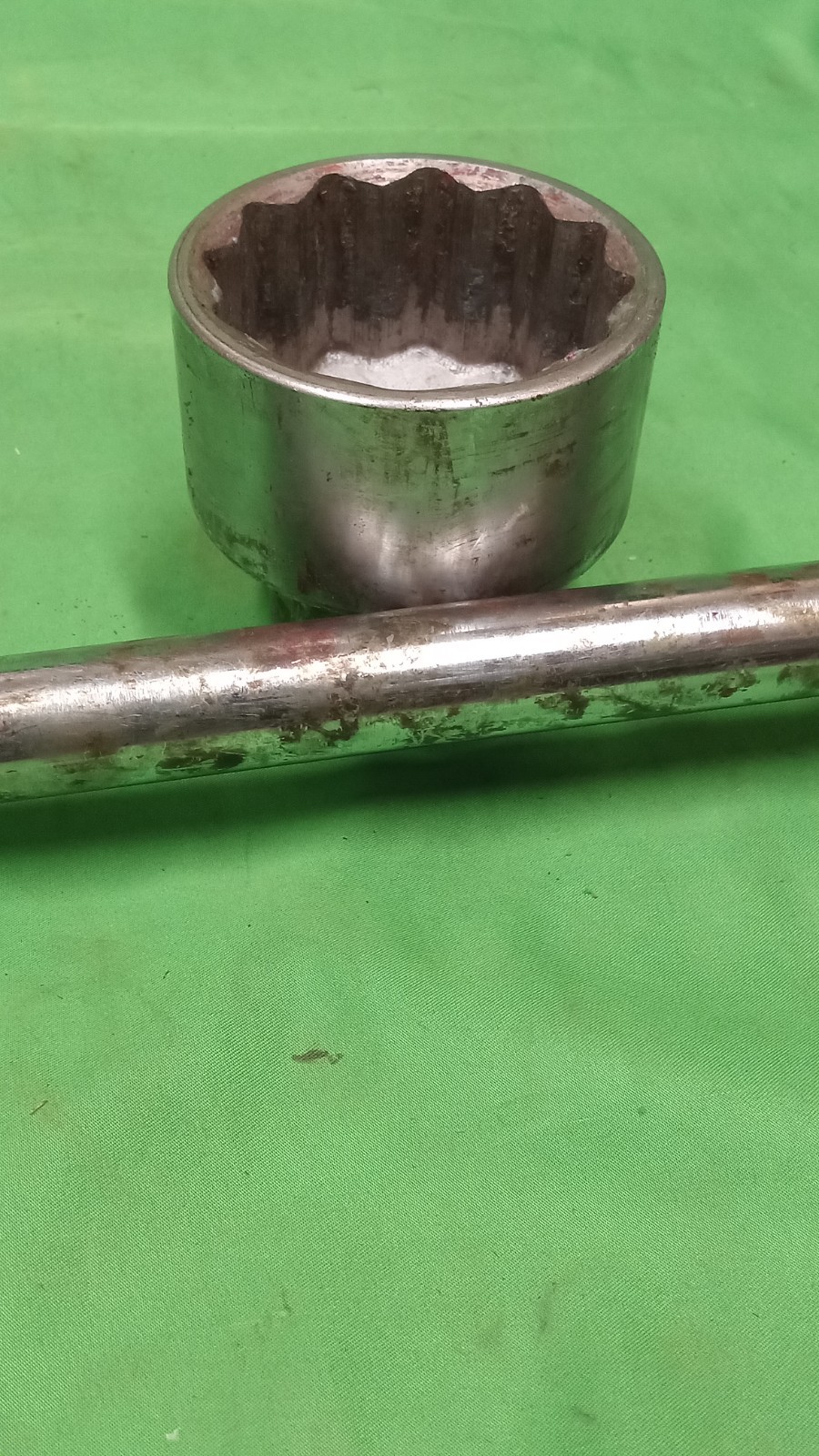 Heavy Duty 1″ Drive Ratchet 25.5″ Long Handle w/ 2-1/2″ Taiwan Socket