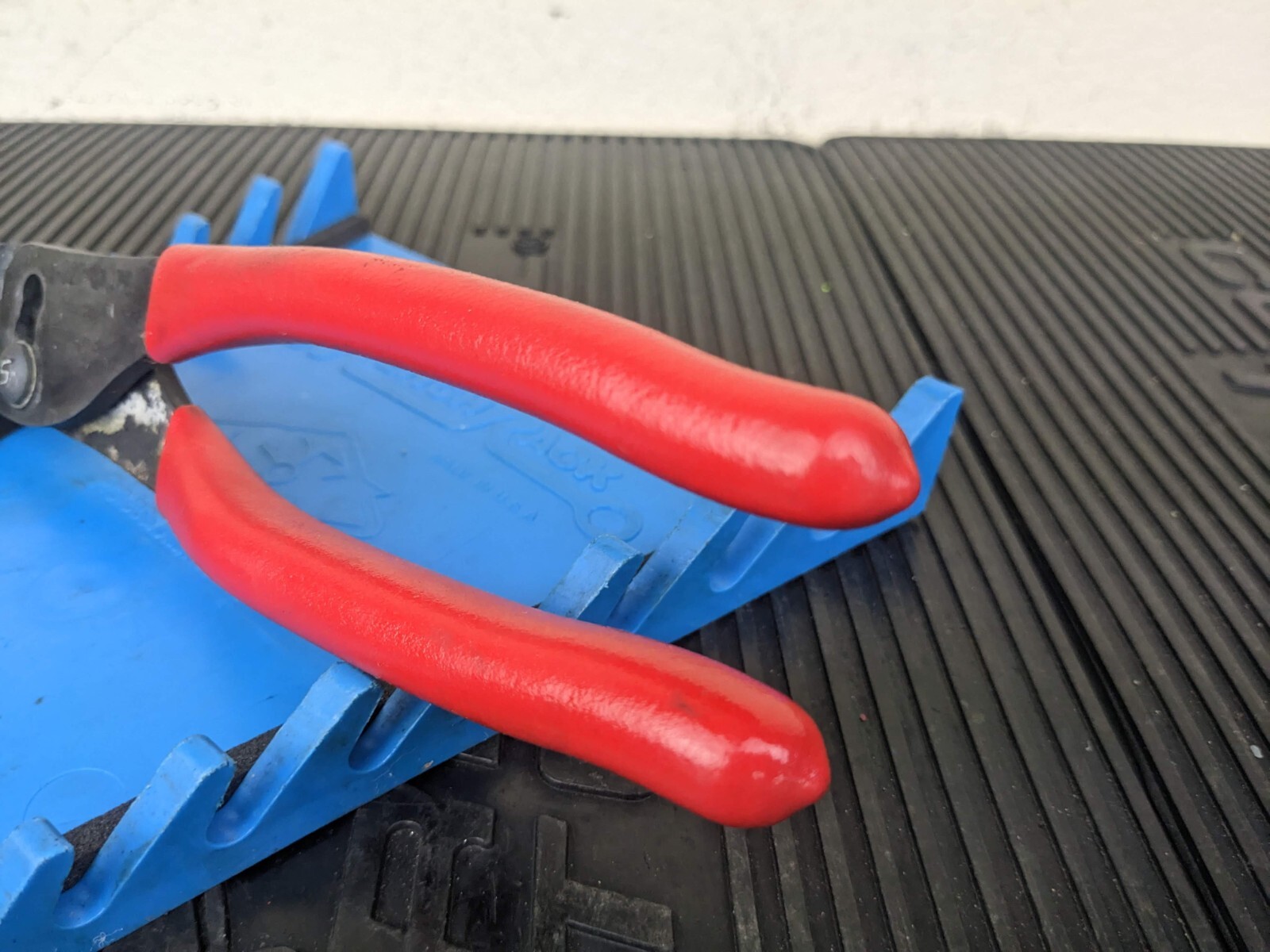#av992 Snap On Tools USA 8-1/4″ Red Talon Grip Long Slip Joint Pliers 137CF