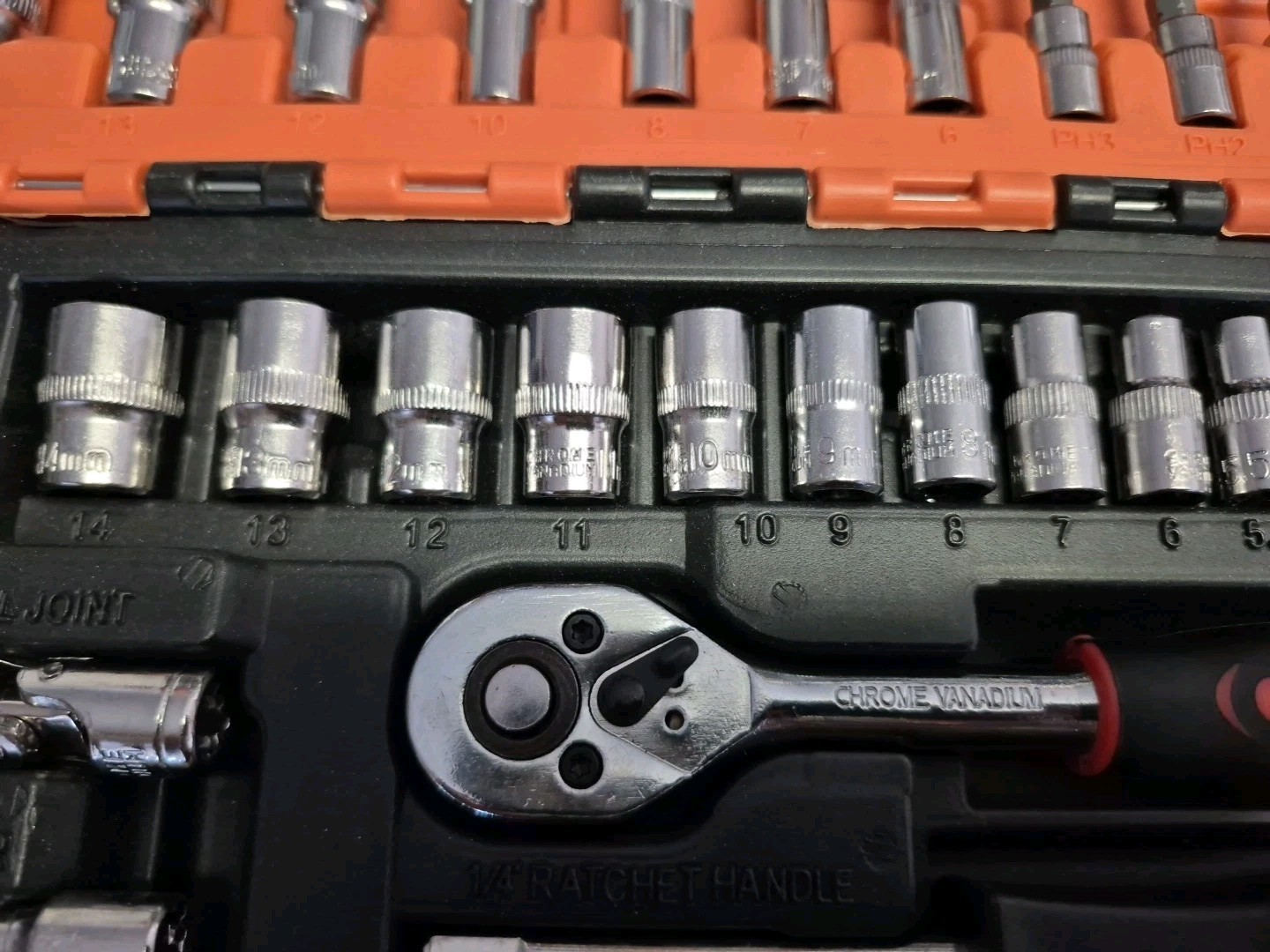 53 Pc 1/4″ Metric Socket Set With Ratchet, Driver And Screw Tips