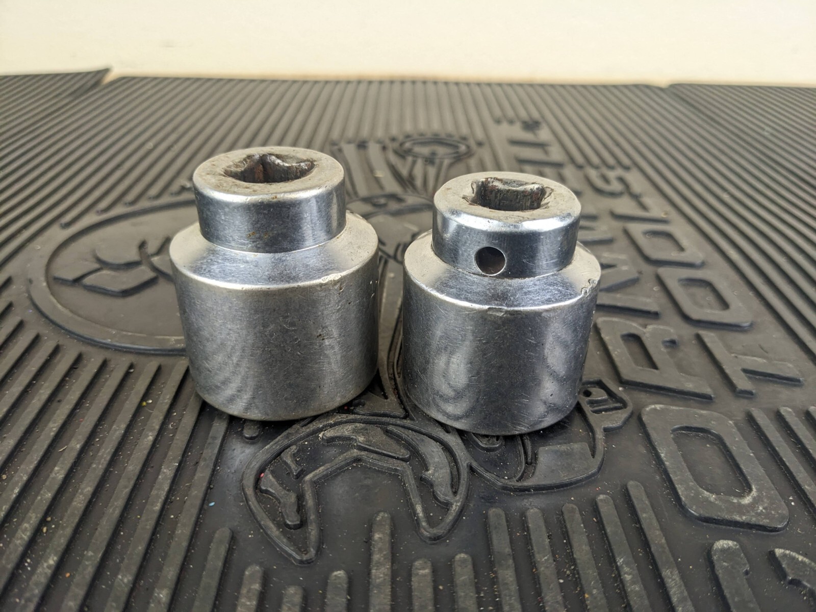 #ay557 Mac Tools V406 V386 1/2″ Drive 1-1/4″ and 1-3/16″ Chrome 6 Point Sockets