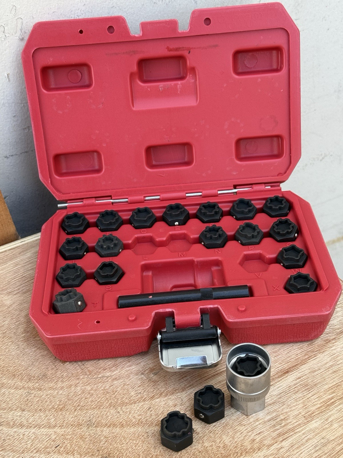 22pcs Anti-Theft Wheel Lock Screw Lug Nut Removal Key Socket Set For Audi