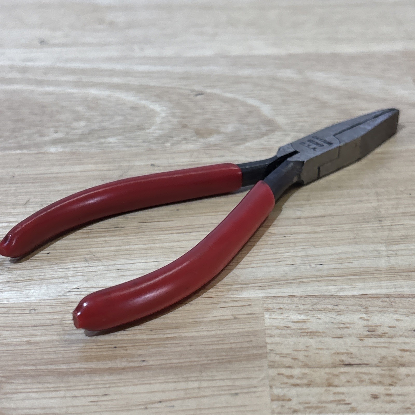 Dayton Mini 4.75″ Duck Bill Pliers Red Handle 6×089 Vtg USA
