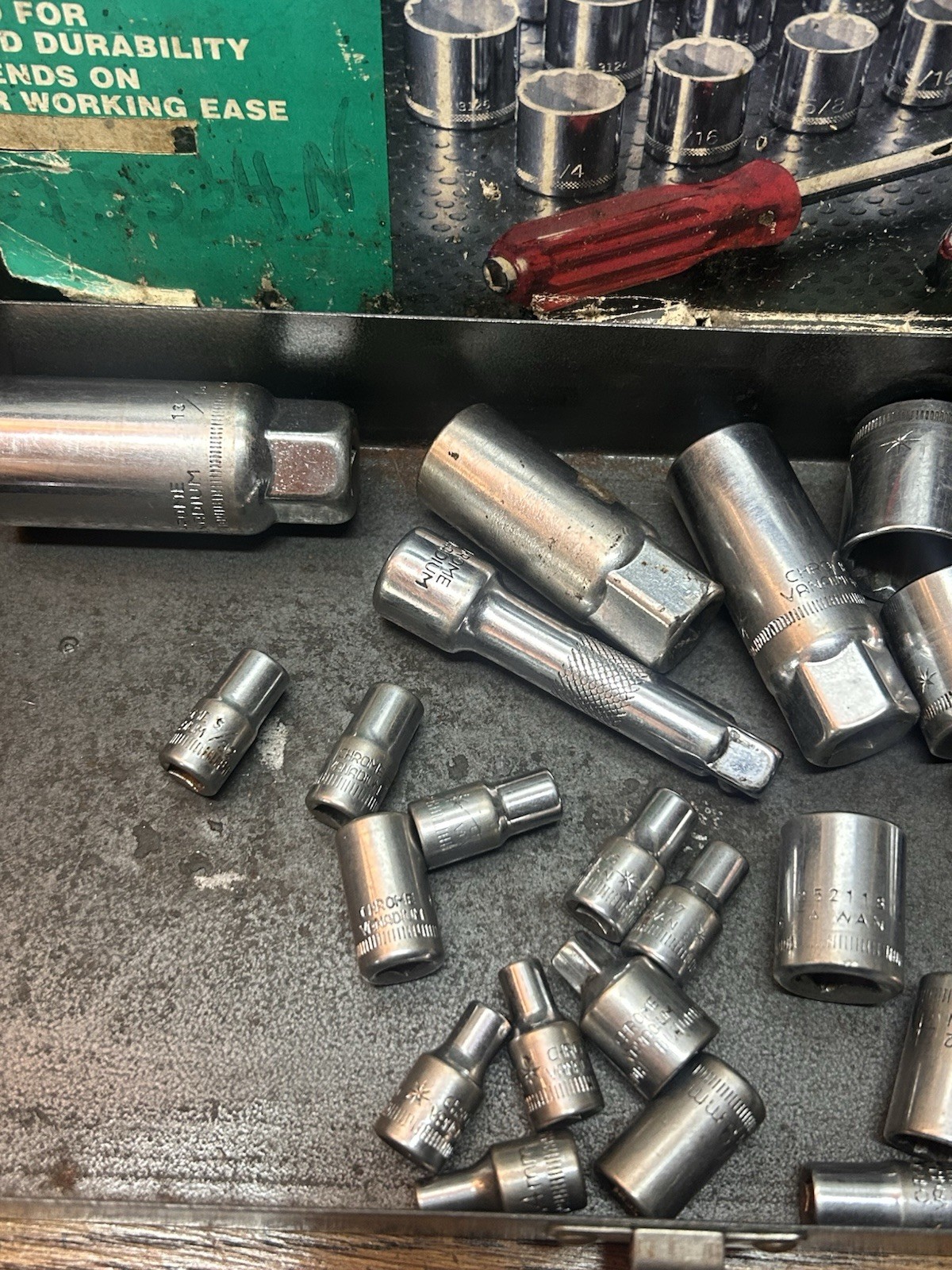 Vtg 32 Piece Socket Set 1/4″ & 3/8″ Chrome Van Metal Case Some Never Used Minus1