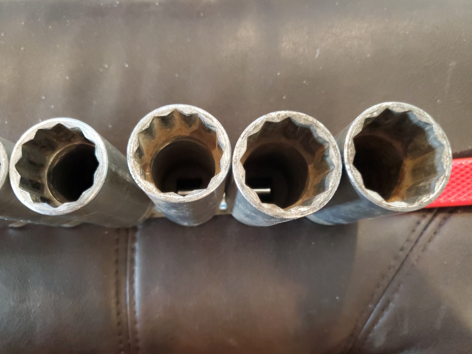 Snap On 9pc 1/2in Drive Deep Well Socket Set Sae 9/16″ – 1-1/8″ w/ Carrier, 12pt