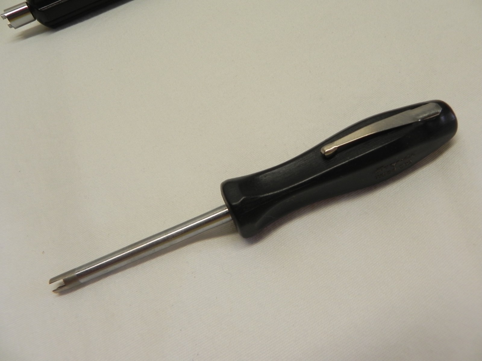 Snap-on 2 Piece MD17 & TR108 Carb Adjustment Tool & Tire Valve Core Tool