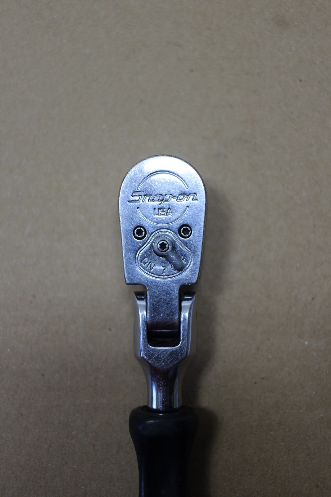 SNAP-ON MODEL FK835 (3/8″ DRIVE) FLEX-HEAD RATCHET BLACK HARD HANDLE