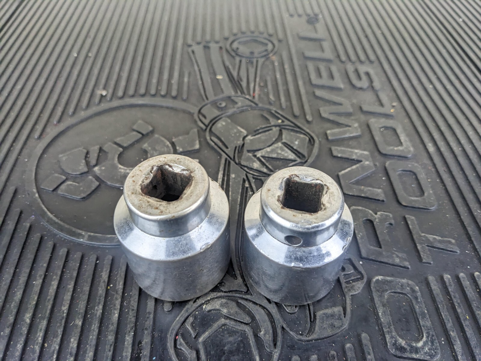 #ay557 Mac Tools V406 V386 1/2″ Drive 1-1/4″ and 1-3/16″ Chrome 6 Point Sockets
