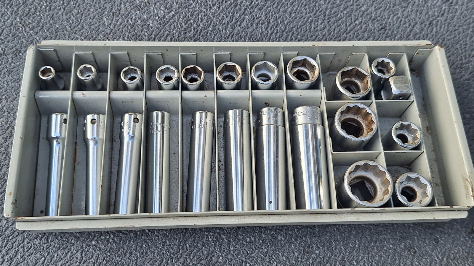 RARE 1968 Snap On R5094 30-pc Small Bolt & Nut 1/4 & 3/8 Socket Set w/GREY Case