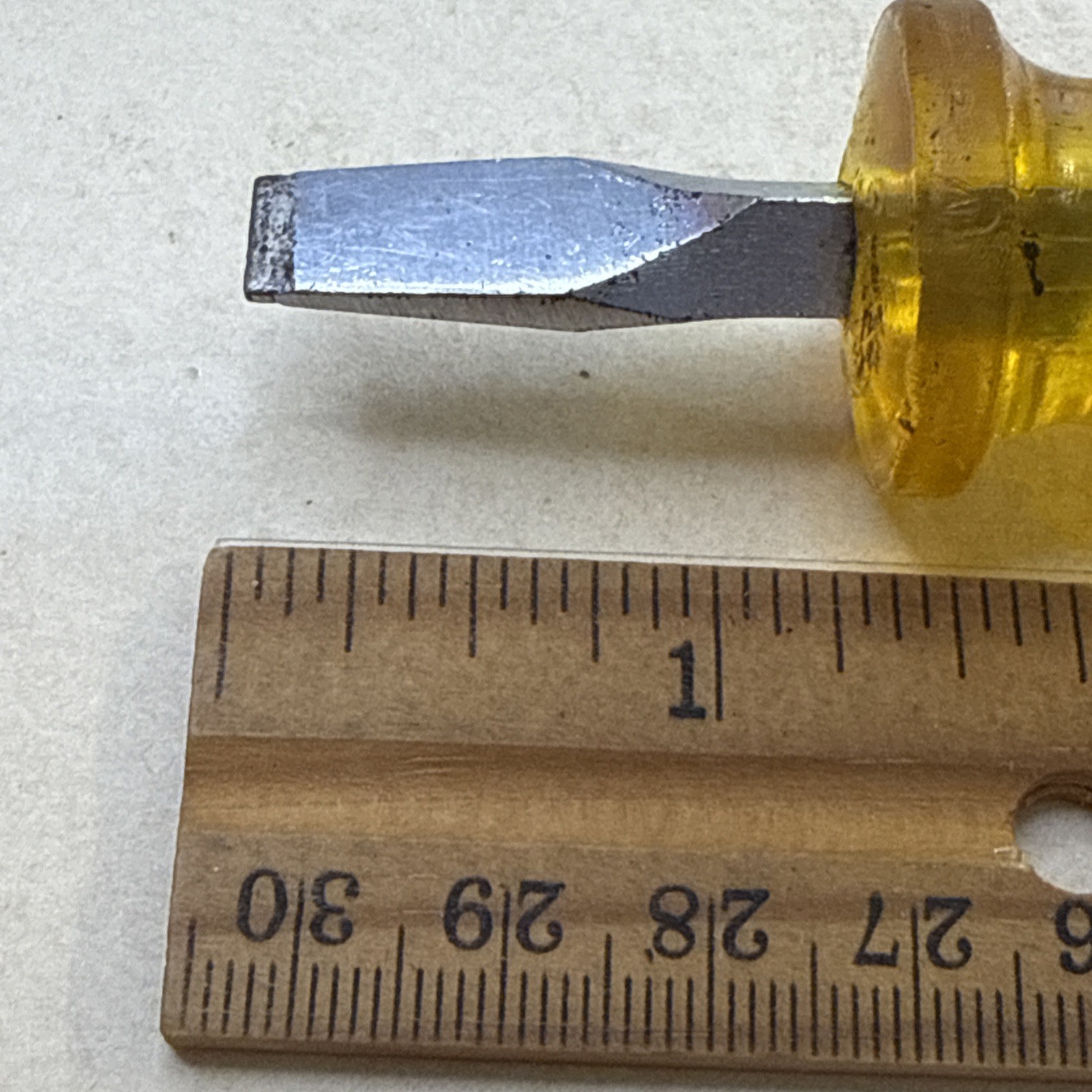 Vintage INDESTRO Amber 3721 Square Shank 1-1/4″ Stubby Flathead Screwdriver old