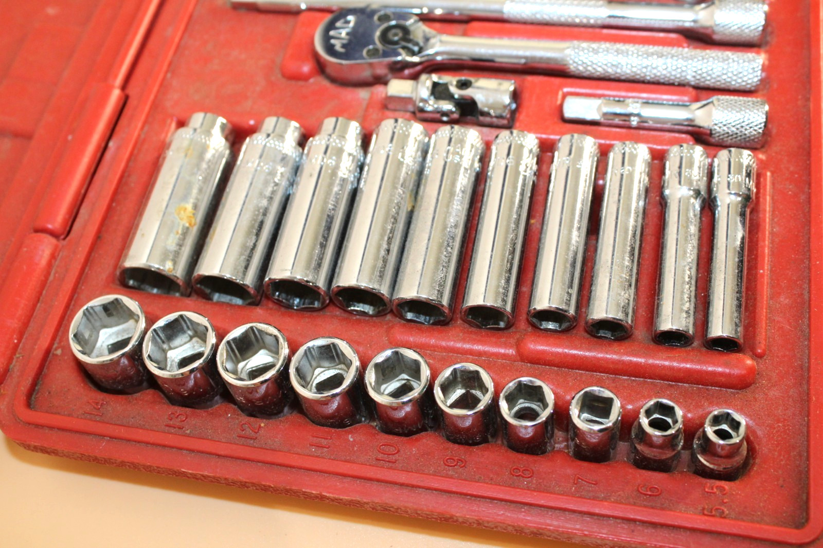 MAC Tools USA 44pc 1/4″ Drive SAE & Metric Socket Set Case, MR5 Ratchet