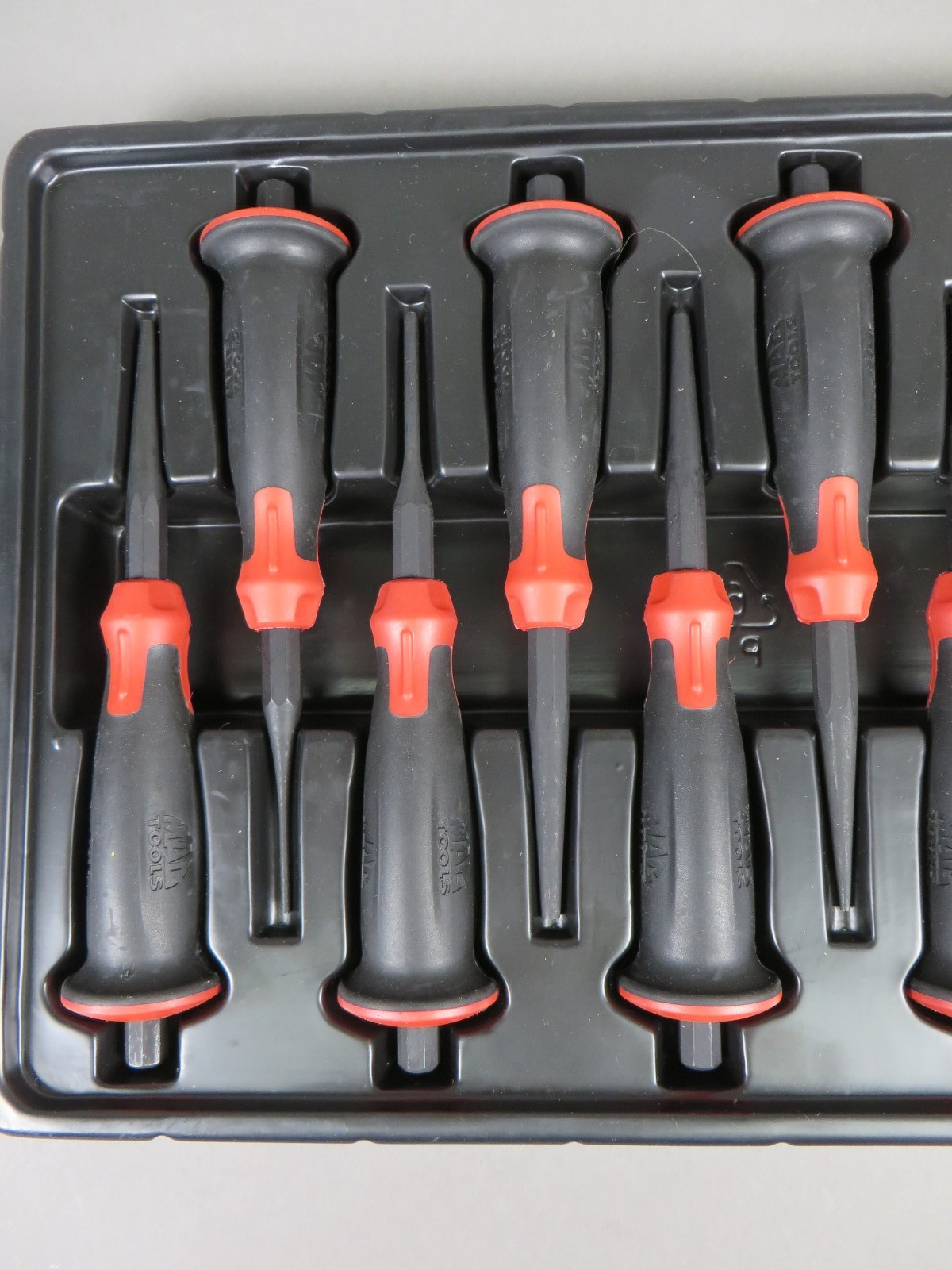 Mac Tools Soft Grip 10-pc Punch and Chisel Set PCHG10SB – MINT