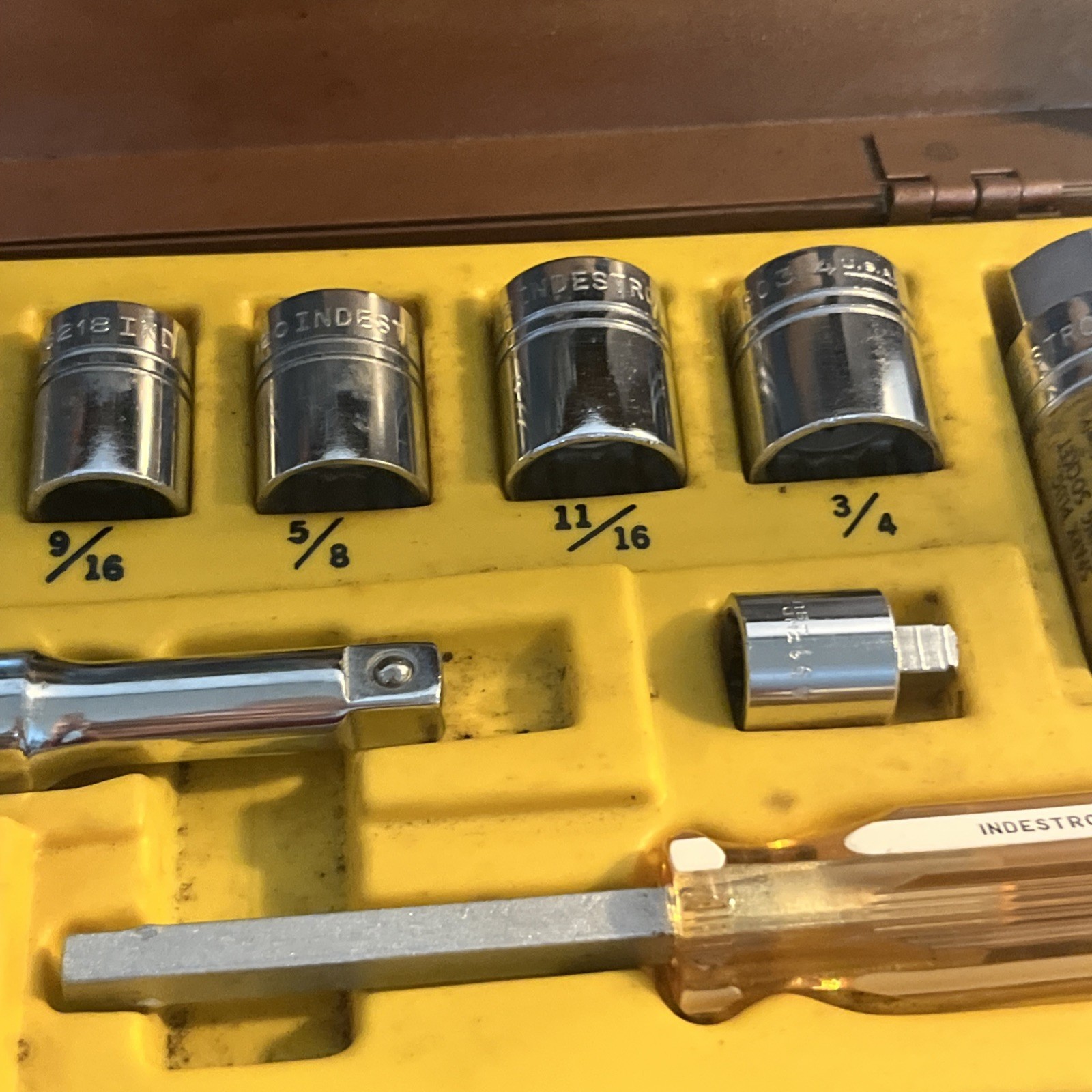 Vtg Indestro 20 Pc 1/4″ & 3/8″ Drive Socket Set No. N6330