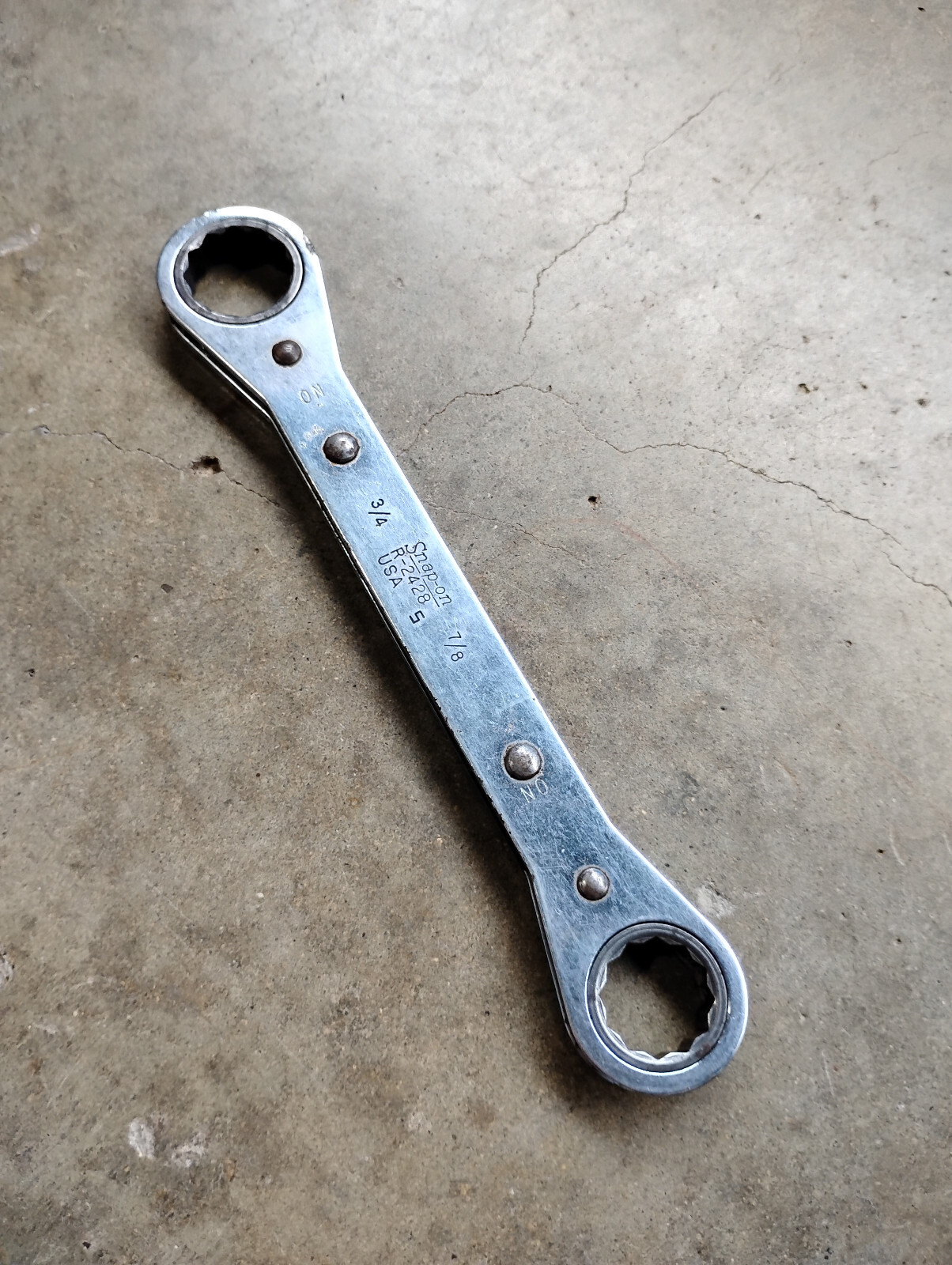 Snap-On Tools R2428 12 Point 3/4″ – 7/8″ Double Box End Ratcheting Wrench