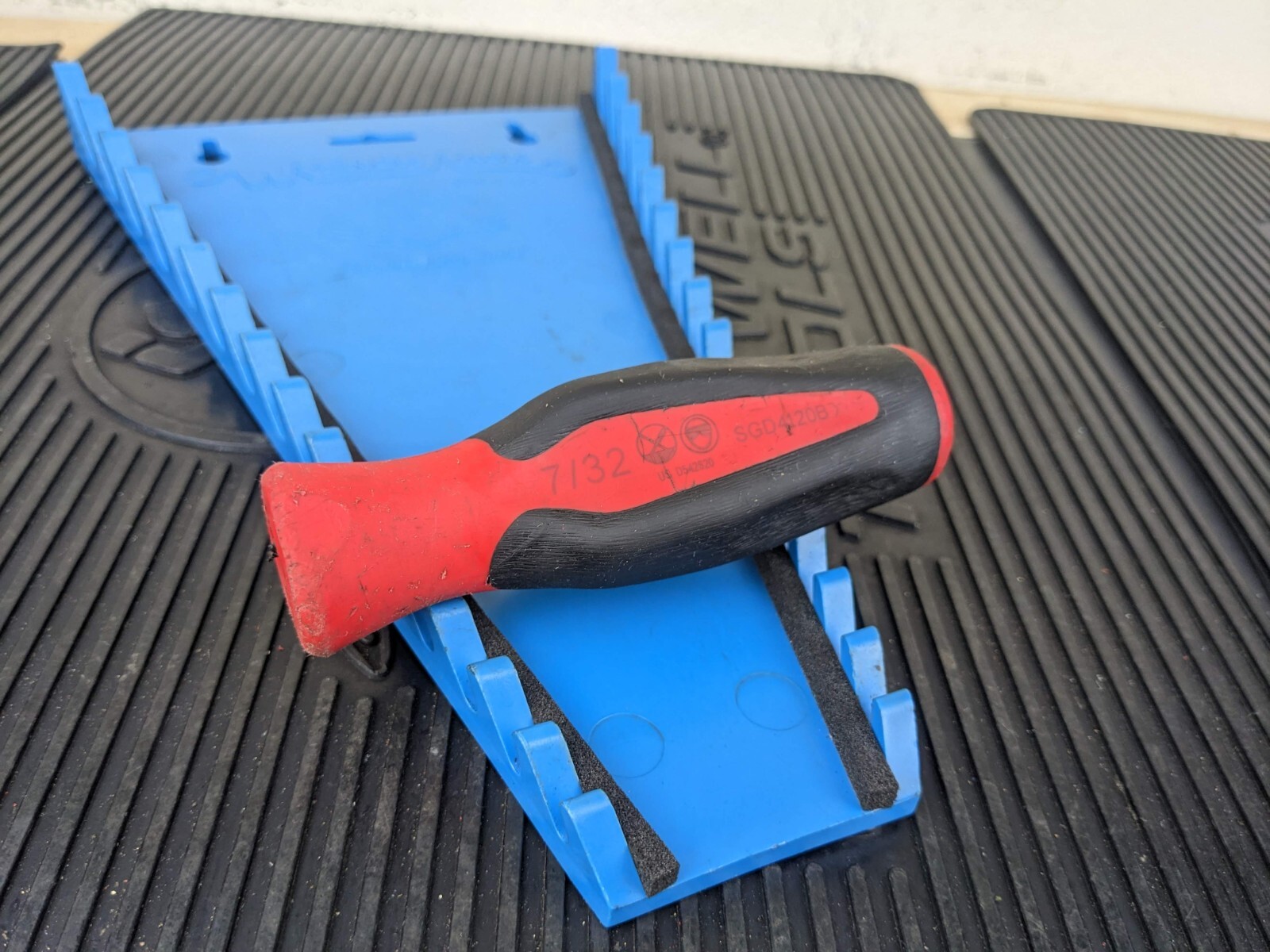 #bd747 Snap-on USA RED Soft Grip for 7/32″ Flat Cabinet Screwdriver SGD4120BR