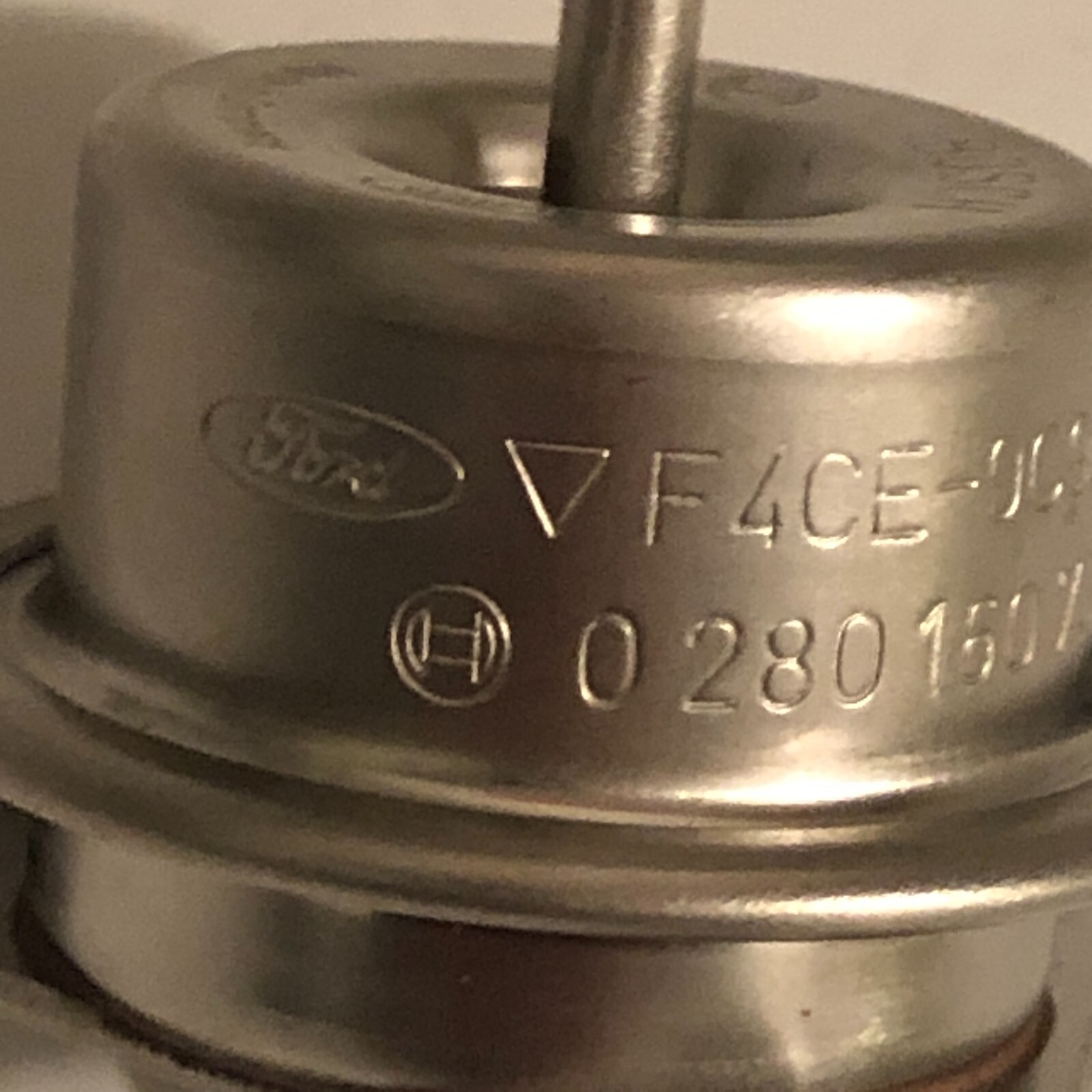 NOS FORD OEM 5.0L 5.8L 7.5L Fuel Pressure Regulator Kit F4CZ-9C968-A Complete