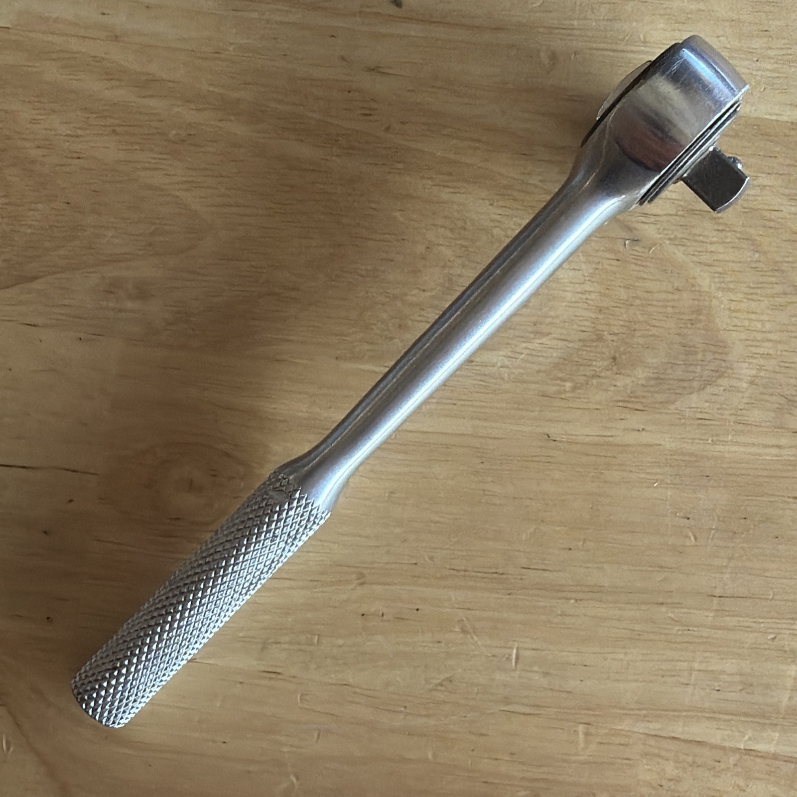 Action Tools 7-3/8″ Long Ratchet 3/8″ Drive Knurled Handl Round Head 77JA Vtg US