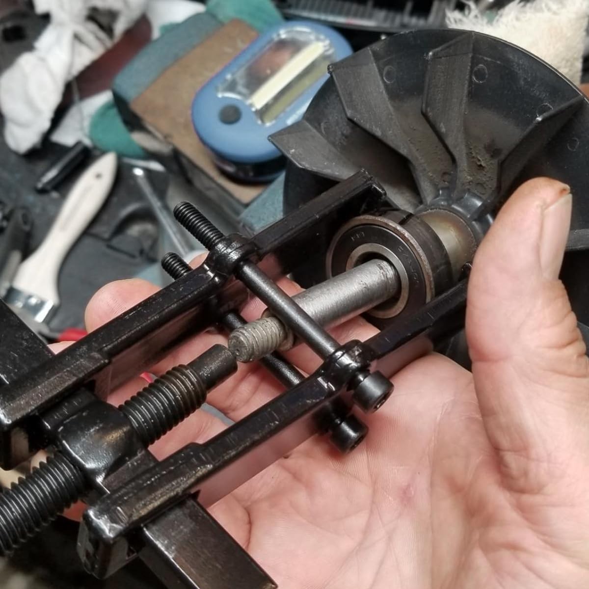 Heavy-Duty 8-Inch Two-Claw Bearing Puller – Perfect for Automotive Repairs
